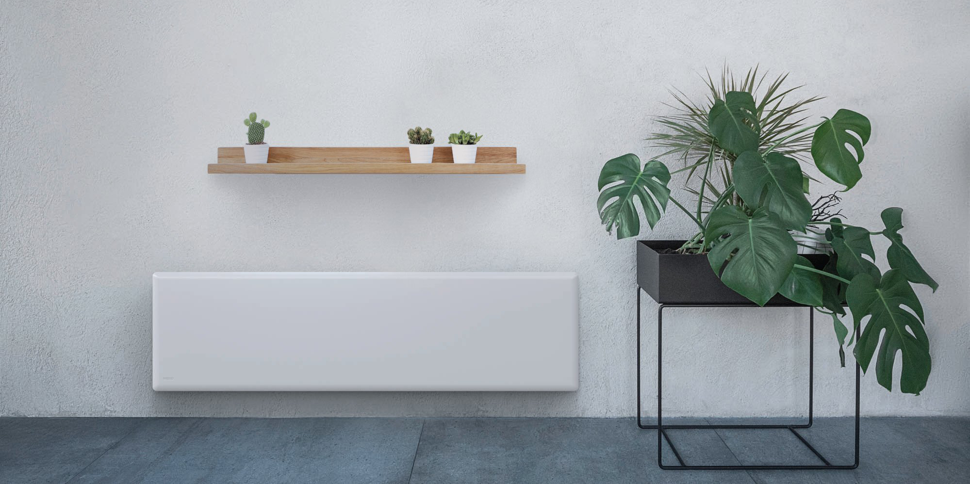 Θερμοπομπός NOBO NTL4T τοποθετημένος σε τοίχο σαλονιού με θερμοστάτη NCU 2Te